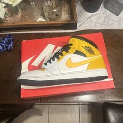 Jordan 1 Mid “University Gold”