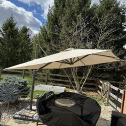 Giant Seasons Sentry 10' Square Solar LED Cantilever Umbrella in excellent shape! Retails for $700. 