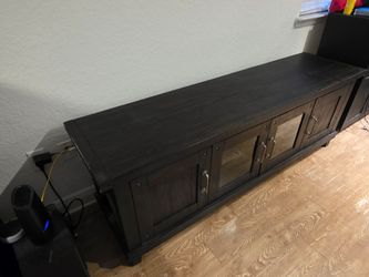 Solid Wood, Entertainment Center (Excelent Condition)