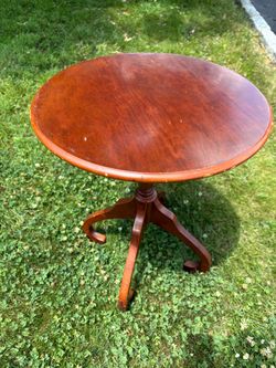 Bombay Company Wood Mahogany Round Side End Accent Pedestal Table