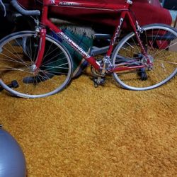 Like New!Cannondale r400 sport CAAD4! Absolutely perfect condition,orginal owner