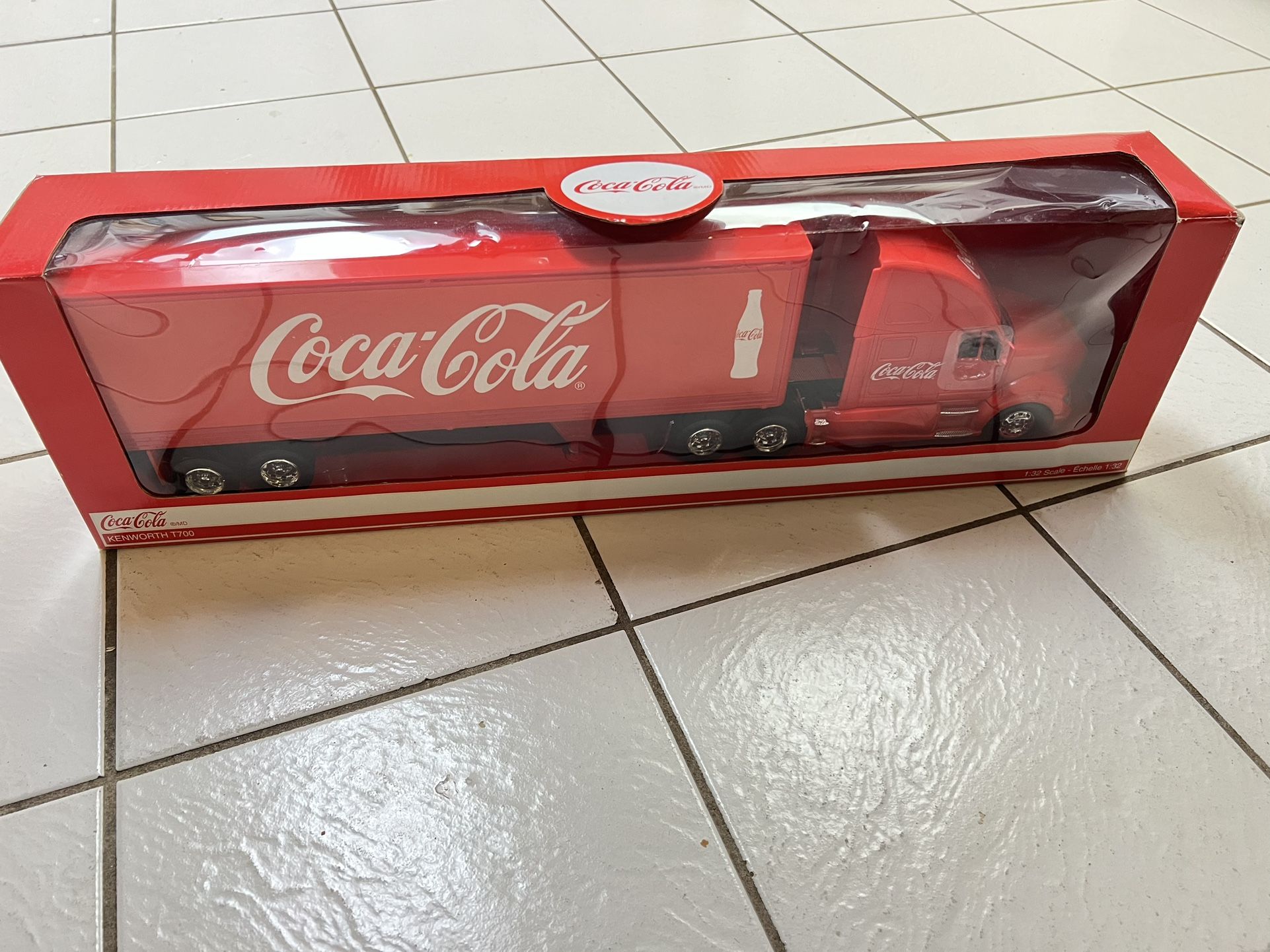 COCA COLA Ken-worth T700 Tractor Trailer, Red - Motor City