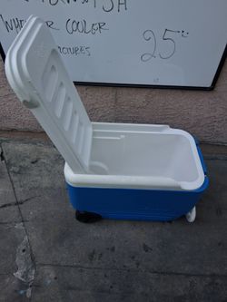 Igloo Wheeled Cooler Blue and White