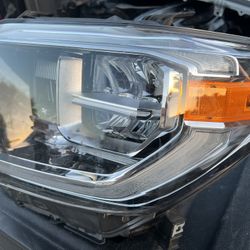 Toyota Tundra Headlight 