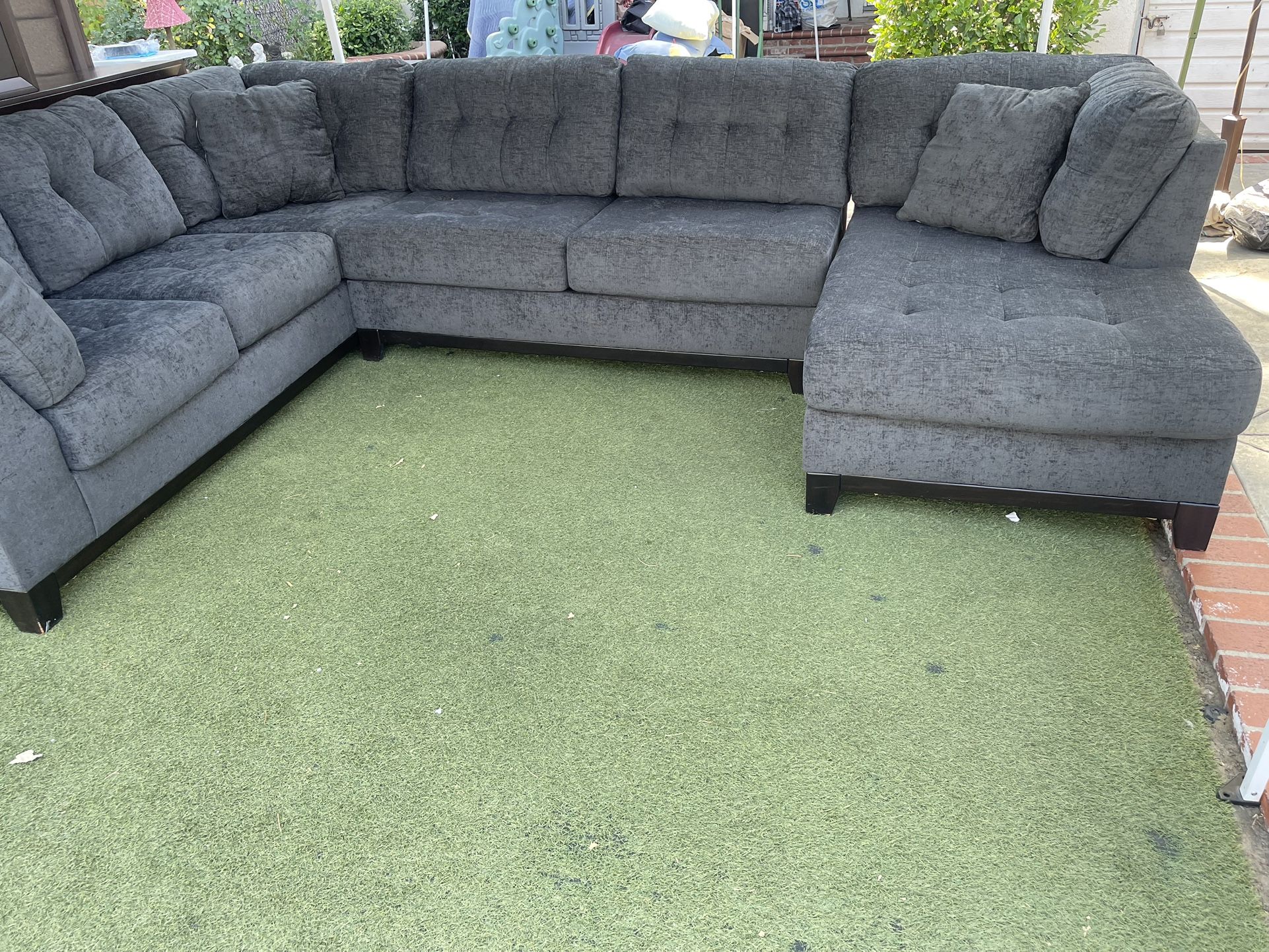 Beautiful hardly use sectional couch, clean, and ready to go