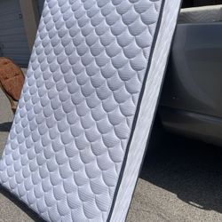 🌹QUEEN SIZE SOLID WOOD BED FRAME WITH MATRESS AND BOXSPRING🌹