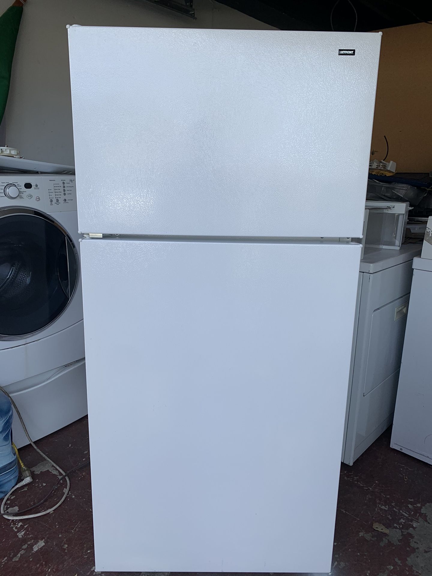 Hotpoint top freezer refrigerator 18 cu ft