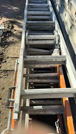 Escalera De 16 Pies 160 Por Ella Le Faltan Sus Dos Patas Pero Están Buenas Condiciones