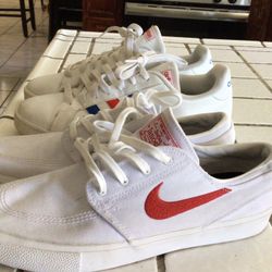 Tenis Buenas Condiciones  Size 8 1/2  $ 15 0 25 Por  los 2 Pares 