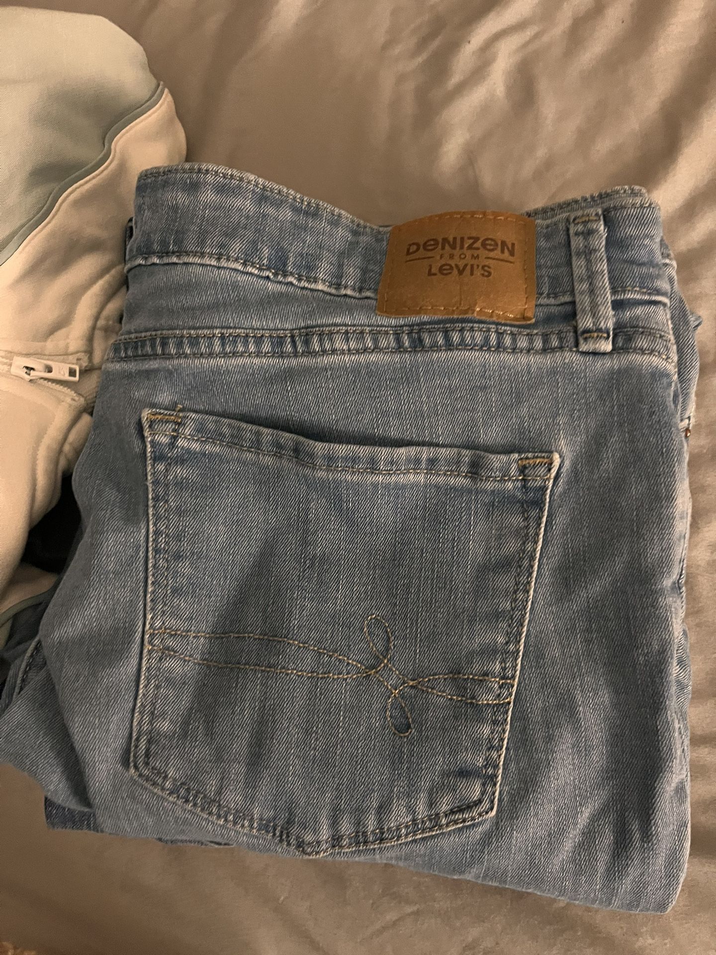 Levi women’s Crop Capris // Size 10