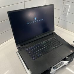 Alienware Laptop M17 R5 17.3/ Astro A50 Wireless/ Xbox Elite 2 Controller