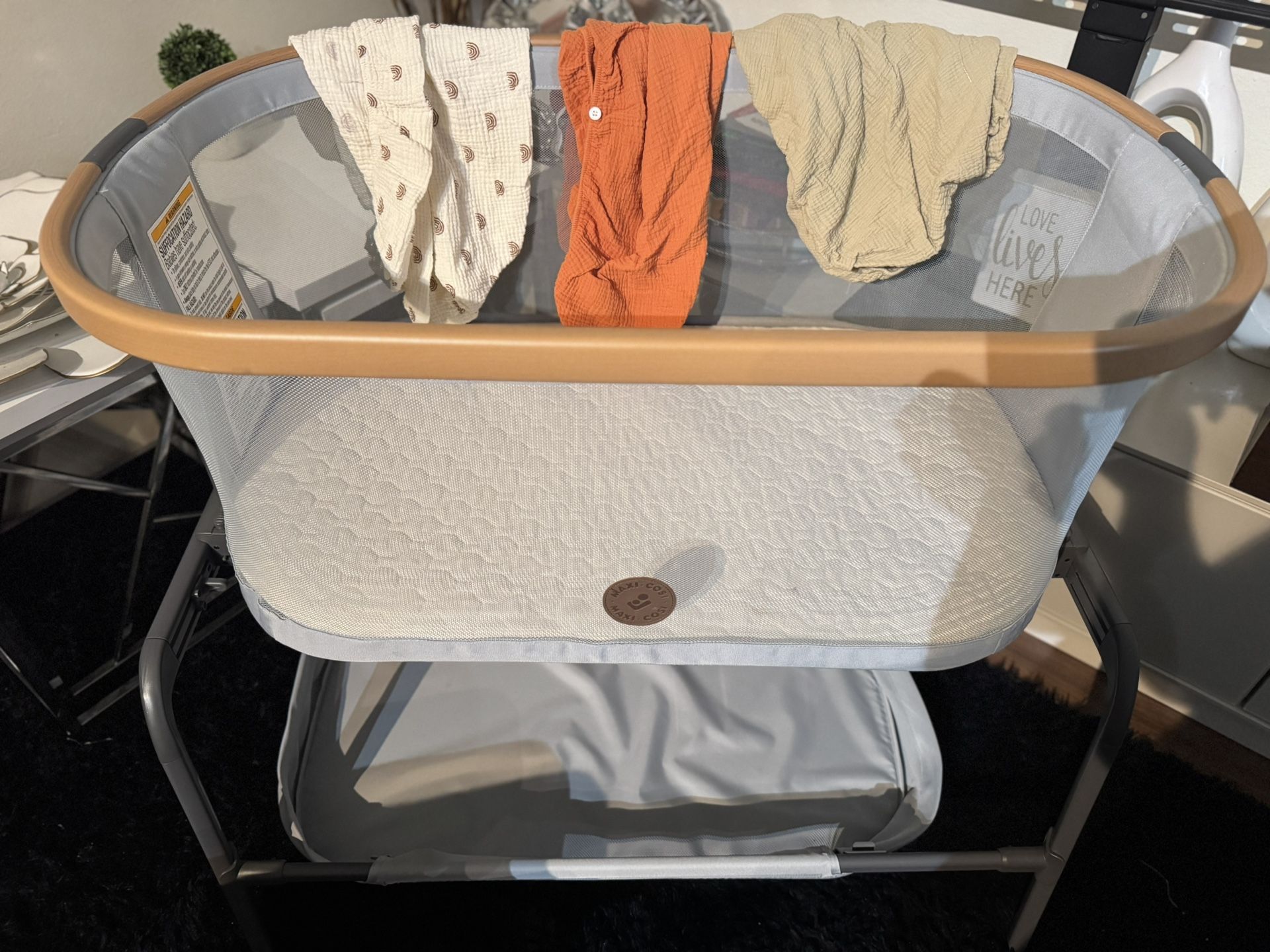 Maxi Cosi Iora Bassinet + Bonus Mattress & Sheets  Excellent Condition!