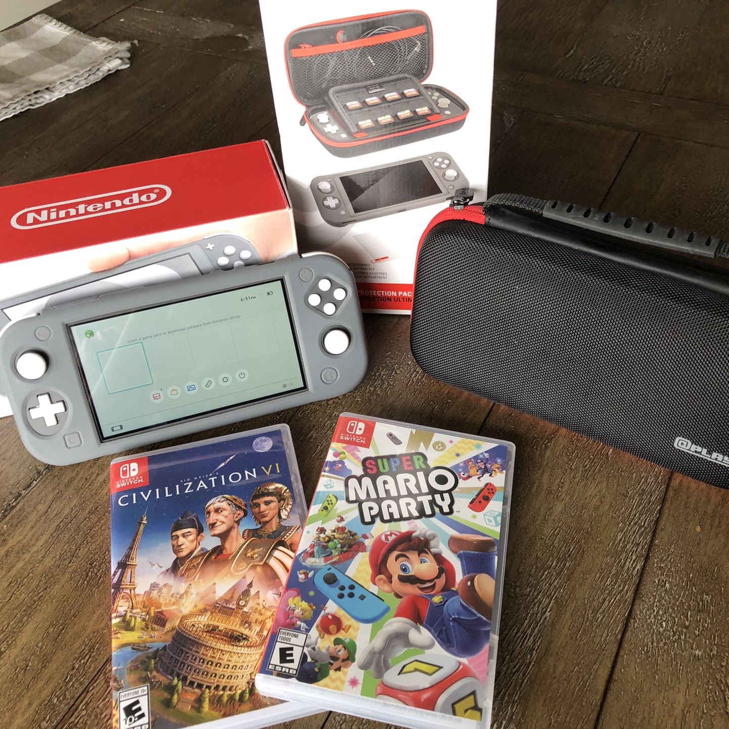Like New Nintendo Switch Lite with boxes and 2 Games. (Civilizaton 6, Mario Party)