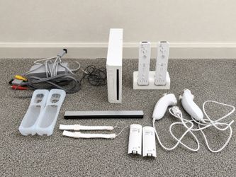 Nintendo Wii Console Bundle – 2 Remotes, 2 Nunchuks, Charging Dock & Accessories