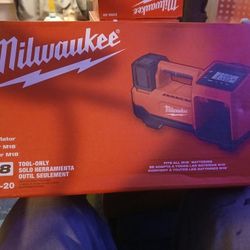 Milwaukee M18 18-Volt Lithium-Ion Cordless Electric Portable Inflator 