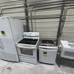 Very Clean Kitchen Appliances Set 