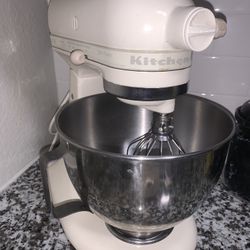 Kitchen Aid Deluxe Mixer