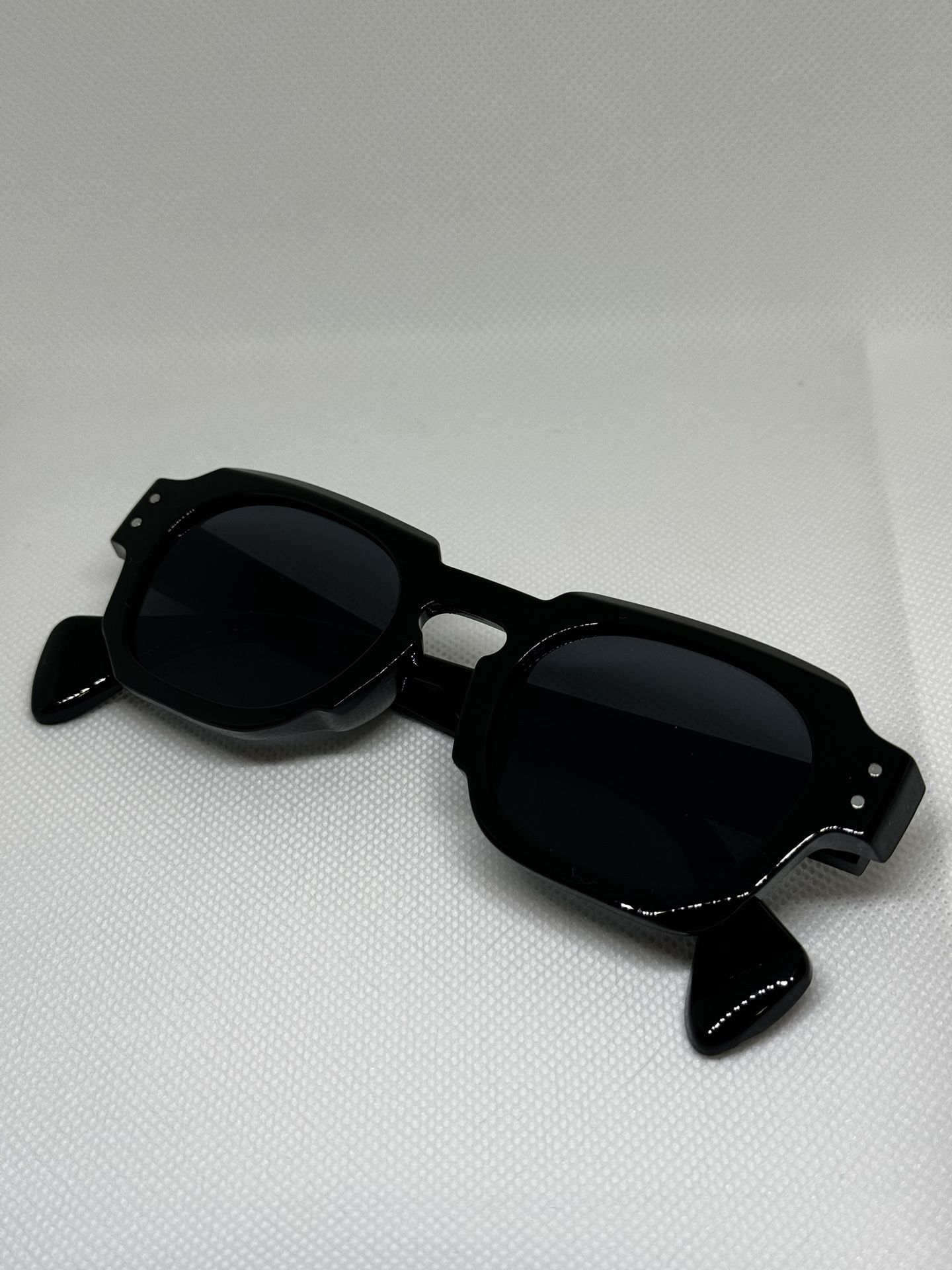 Square retro fashion sunglasses for women and men, vintage anti-glare sun visors for parties, beach travel, fashion sunglasses