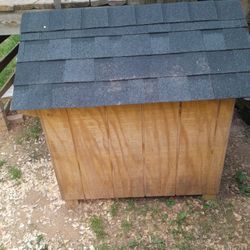 Dog House Only Used A Few Months Fit My 55lb Dog With Room Left Bigger Than It Looks 
