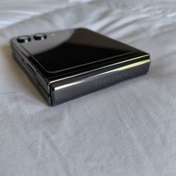 Samsung Galaxy Flip 5 (Screen/Hinge Issue - for parts)