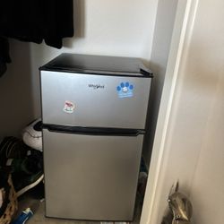 whirlpool mini fridge 