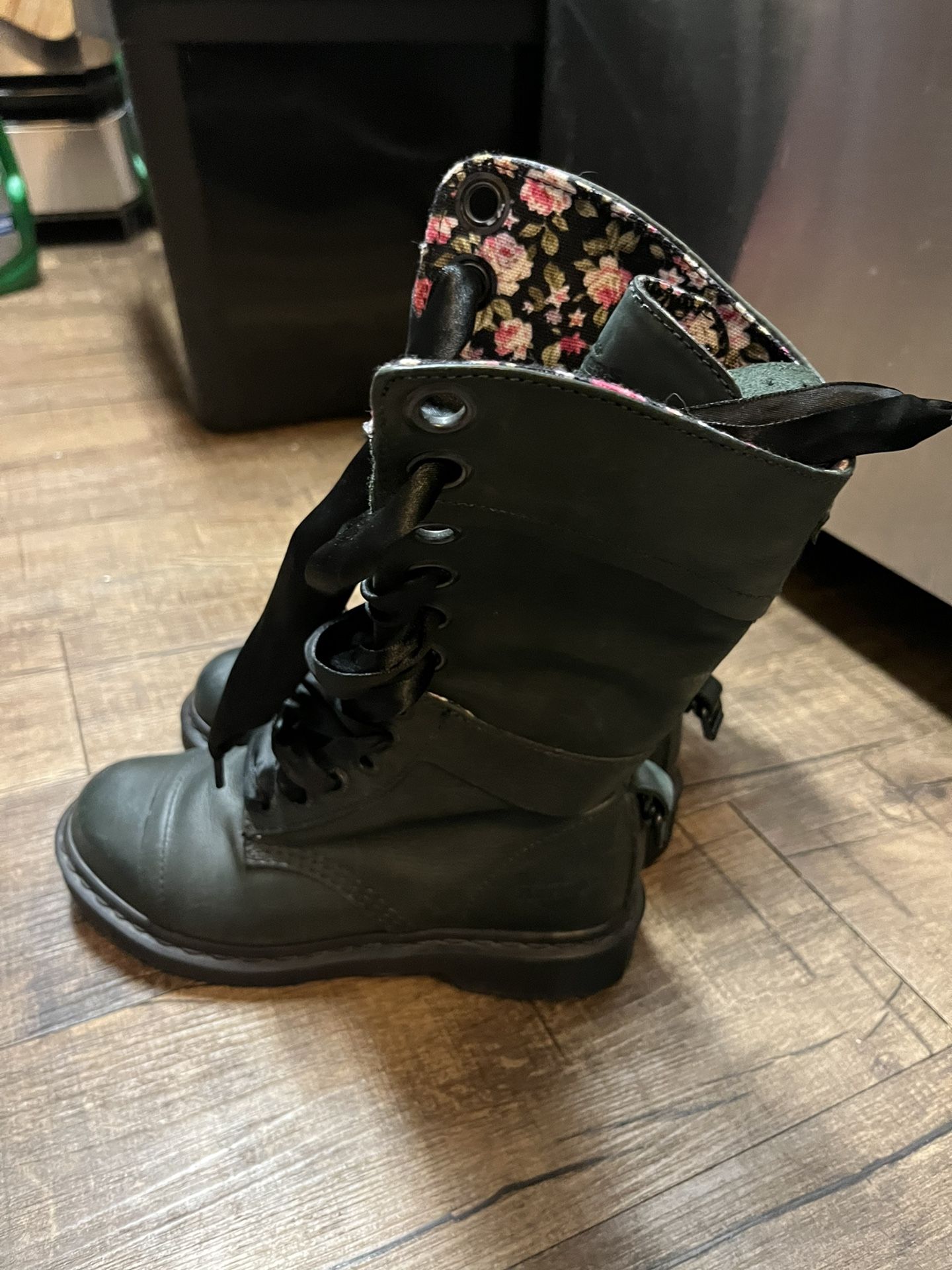 Dr marten Triumph Size 6 Women New No Box
