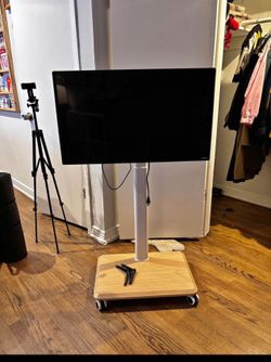 32” Vizio V1210 TV With Remote