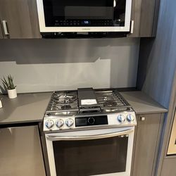 SAMSUNG GAS RANGE & OTR MICROWAVE BESPOKE WHITE GLASS AIR FRY