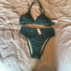 Woman’s Cupshe Two Piece Bathing Suit. Small