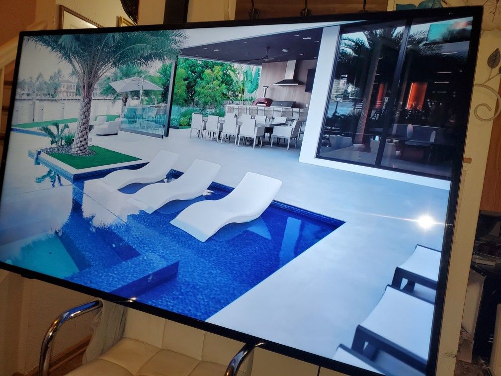 70" insignia Amazon fire smart tv 4k basically new, excellent quality pic no scratch come with Alexa Voice Remote