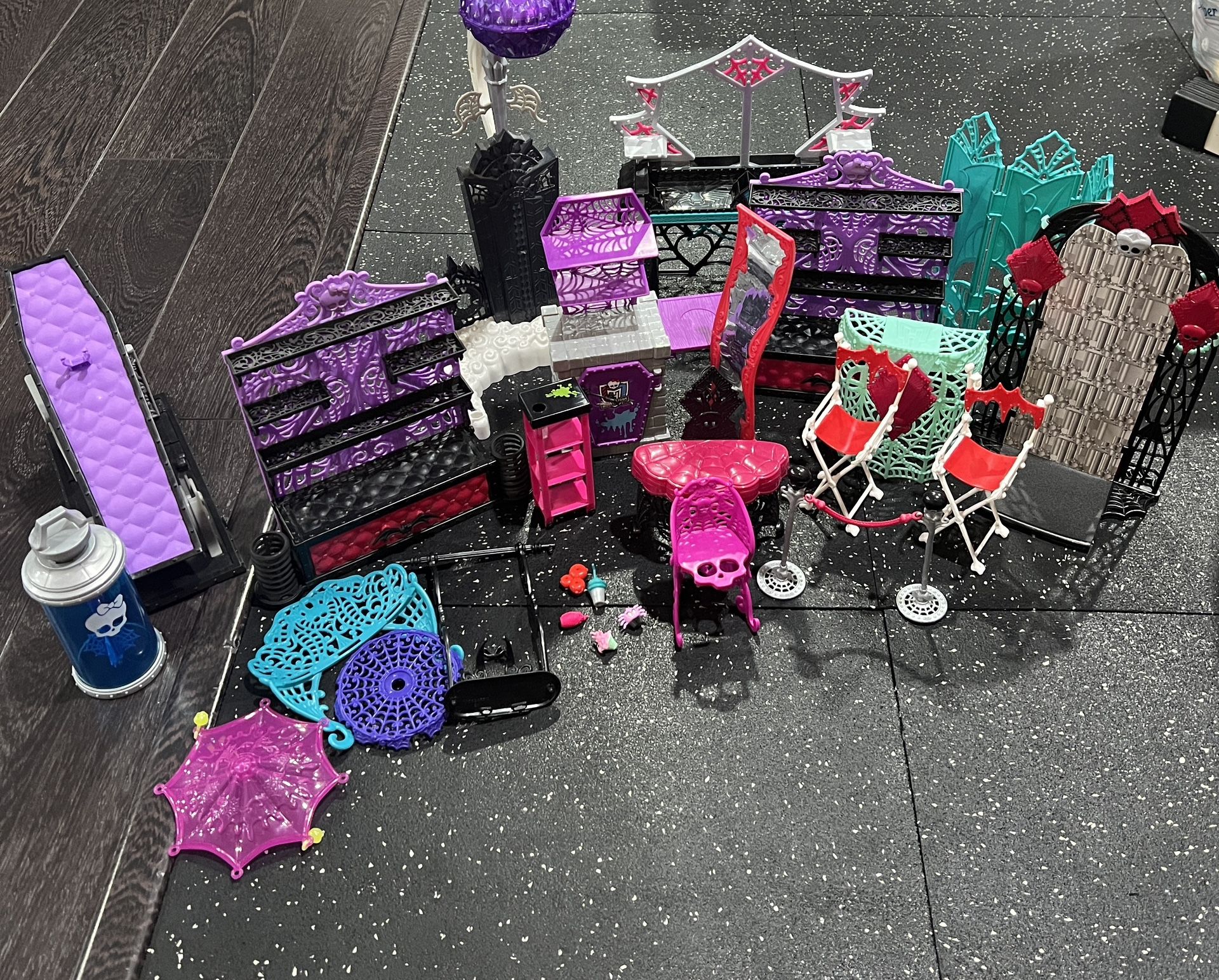 MONSTER HIGH DOLL ACCESSORIES COFFIN DRESSER Bed art studio Scaris FURNITURE lot