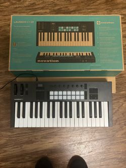 Launchkey 37 2025 novation keyboard - almost new