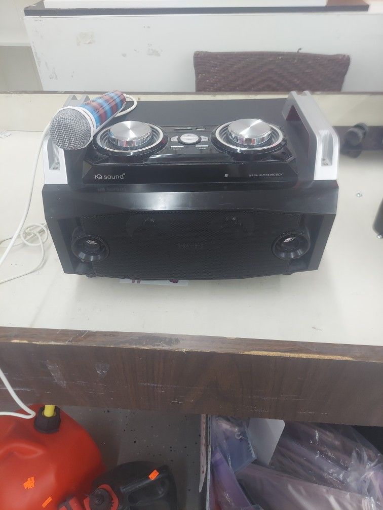 KARAOKE MACHINE