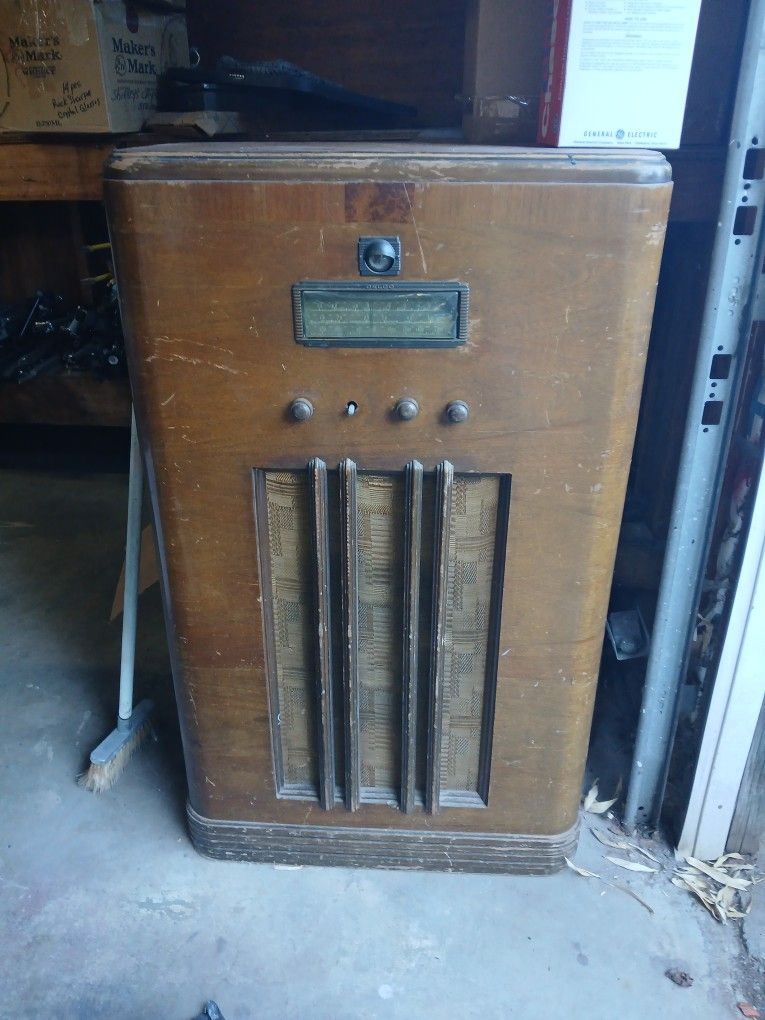 Antique Delco Tube Radio