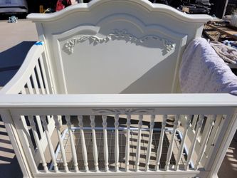 Evolur Baby Girl Crib ( Garage sale 8/30 Sunday WILL GIVE THE BEDT DEAL, TODAY ONLY)