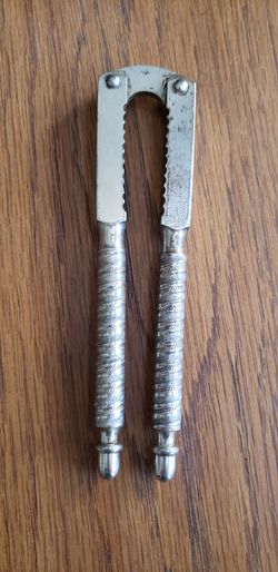 Nut or seafood cracker