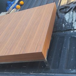 Low Coffee table walnut venner 3 little dents..3q.5×3+.5×8h..Free