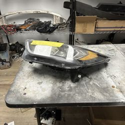 17-19 Ford Escape Headlight 