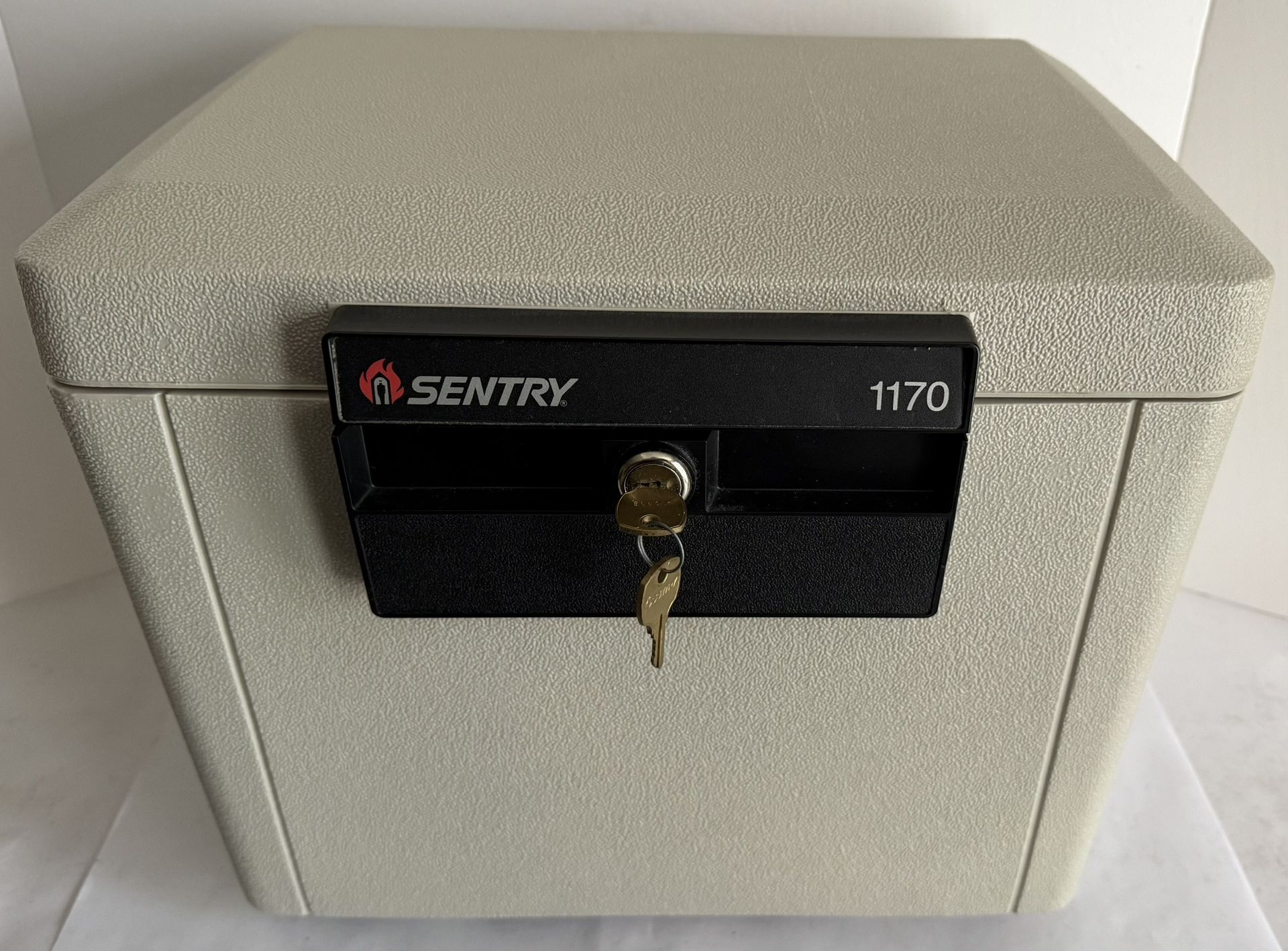 Sentry 1170 Fire Proof Safe with 2 Keys Seldom Used!
