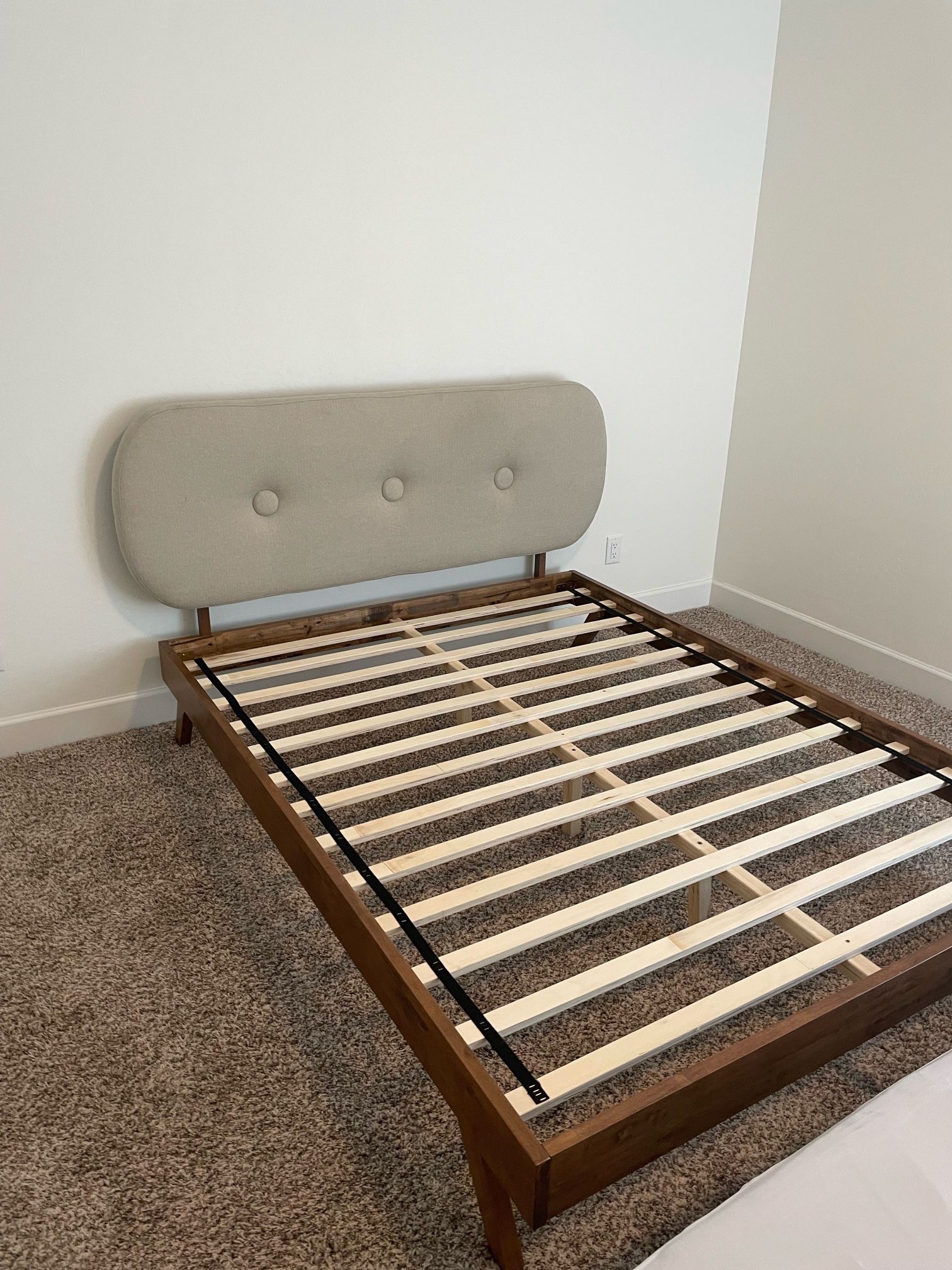 Bed frame - Queen (missing Hardware)