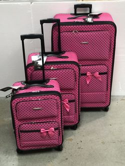 3 pice luggage set includes large size (28") medium size (24 ") and Carry-on size (20"). Features a built-in lock and spinner wheels for 360 degrees