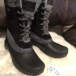 THE NORTH FACE  WOMENS BOOTS  ASKING 40  CASH ONLY AVAILABLE 