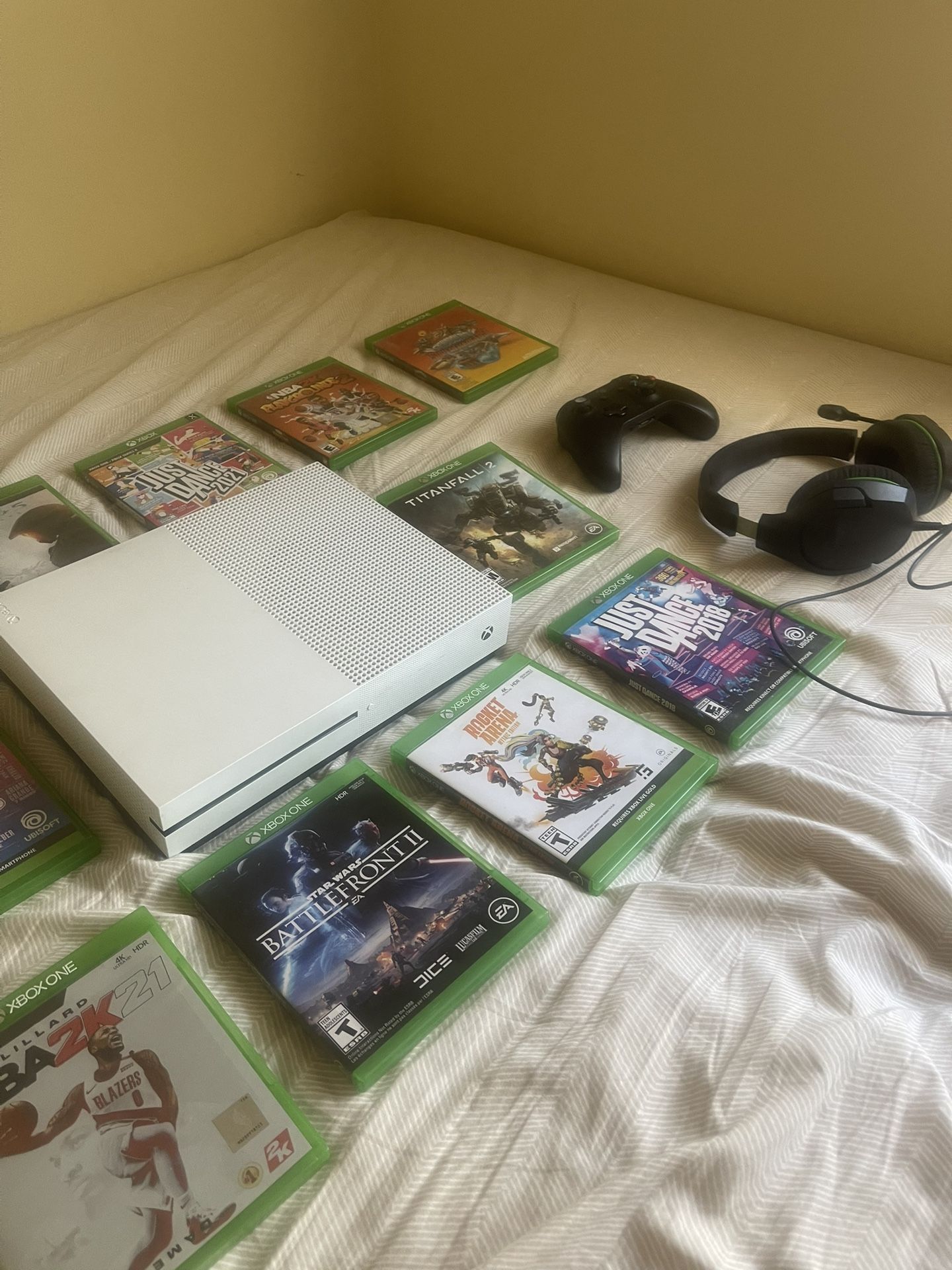 Xbox One S Bundle with Xbox Series X Controller