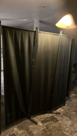 Free standing room divider