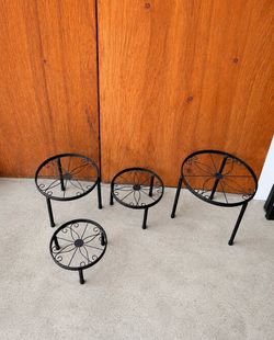 Set de 4 bases metálicas para plantas.
