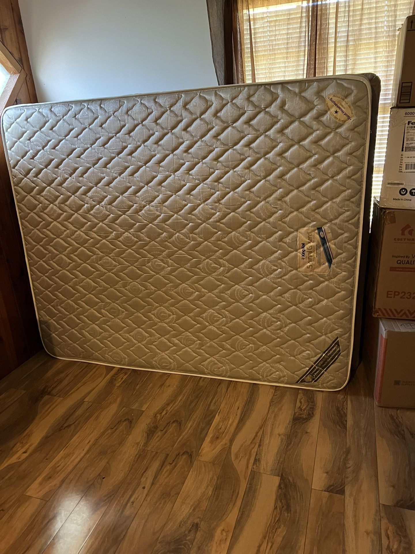 QUEEN MATTRESS EXCELLENT CONDITION 