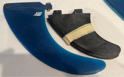 Surf fin with FCS side bites