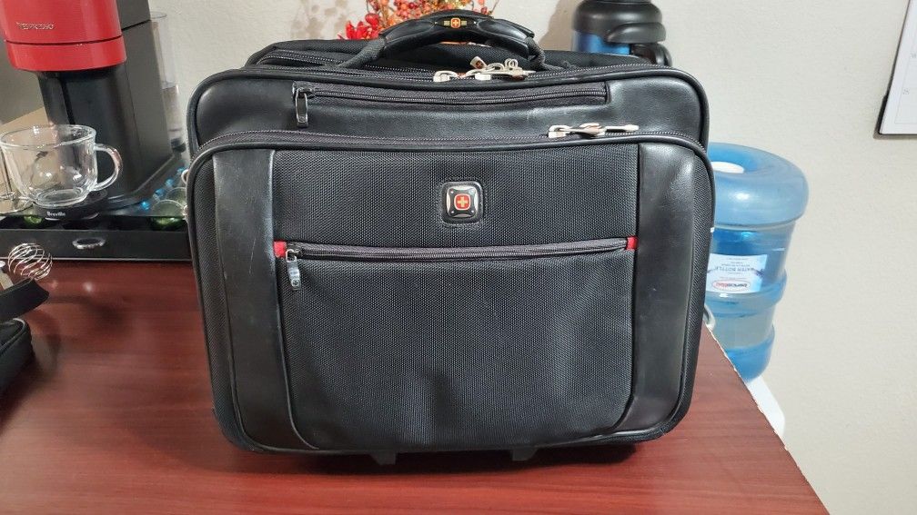 Swiss Tech Wenger Deluxe Wheeled Executive Suitcase W/ Extra Pull-out Laptop Bag