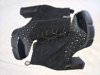 New boots Atalina size 11. Near Craig and Clayton