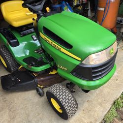 Johndeere Riding Mower. Low Hrs